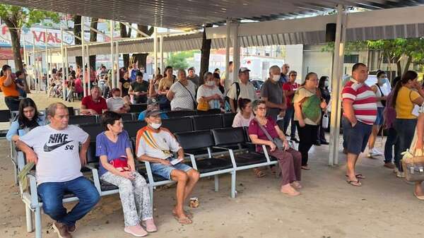 Pacientes protestan por las largas filas en Hospital General de San Lorenzo - Nacionales - ABC Color
