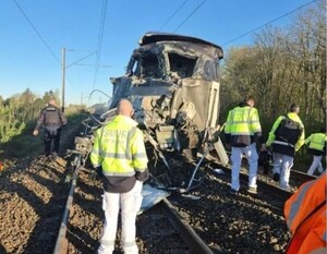 Choque de tren y camión deja un muerto y 27 heridos en Francia