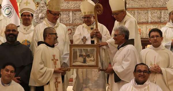 La Nación / Dan la bienvenida a reliquia de San Francisco de Asís, un regalo para la iglesia de Paraguay