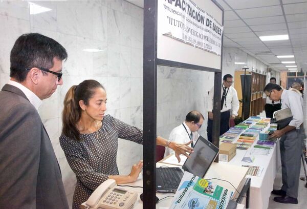 Realizan feria de libros y capacitación sobre bases de datos jurídicos