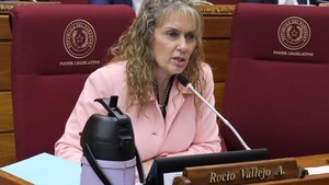 Rocío Vallejo se mostró indignada y pide expulsión de Hernán Rivas del Senado