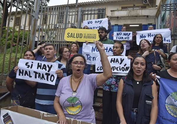 “Huir es de cobardes”: María Teresa Barán se aferra al cargo pese a las fuertes críticas - Nacionales - ABC Color