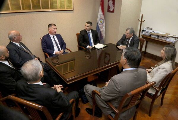 Ministro Jiménez Rolón mantuvo mesa de diálogo con gremios de abogados de Concepción