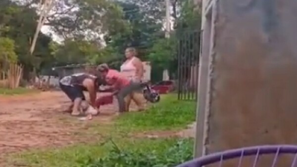 Una mujer fue a reclamar el cese del bullying a su hijo y la agredieron brutalmente en San Lorenzo