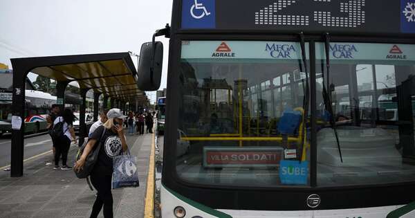 La Nación / Autobuses reducen frecuencias por aumento del combustible y atrasos en subsidios en Argentina
