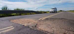Ruta PY04 presenta peligrosos baches y la falta de mantenimiento genera críticas de los usuarios - Economía - ABC Color