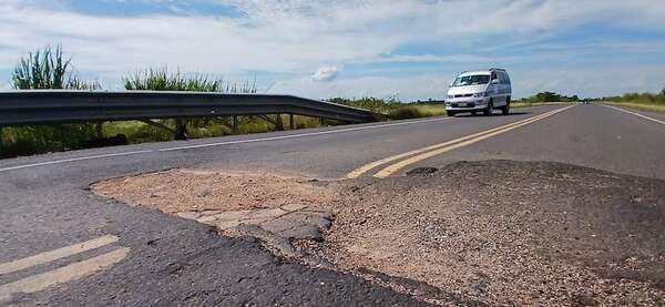 Ruta PY04 presenta peligrosos baches y la falta de mantenimiento genera críticas de los usuarios - Economía - ABC Color