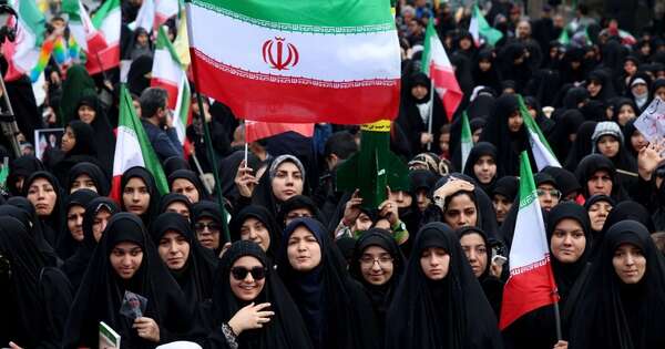 La Nación / Formando cadenas humanas, 14 millones de iraníes pretenden evitar ataques a centrales eléctricas