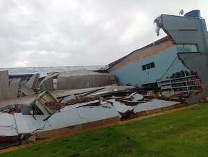 Temporal causa destrozos en dos comercios, árboles caídos y falta de energía eléctrica en Pedro Juan Caballero - Nacionales - ABC Color