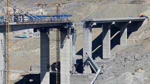 Israel atacó 8 puentes que Irán "usaba para transportar armas" y uno afectó tramo del tren China-Irán