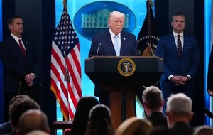 Trump suspende «bombardeos» a Irán por dos semanas