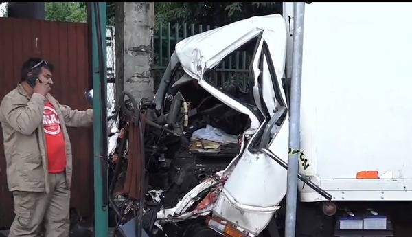 Colisión entre camiones se cobra la vida de un joven conductor en Ñemby