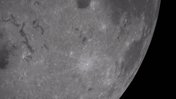 Video: La NASA revela imágenes inéditas de la cara oculta de la Luna tras la misión Artemis II