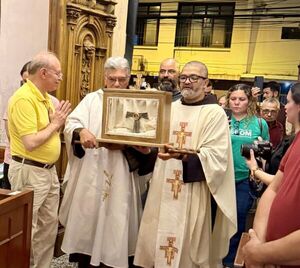 Reliquia de San Francisco de Asís llega al Paraguay y convoca a multitud de fieles