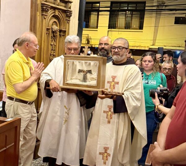 Reliquia de San Francisco de Asís llega al Paraguay y convoca a multitud de fieles