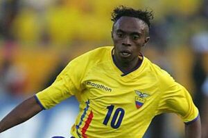 Detienen a exmundialista ecuatoriano por presunto intento de robo en Quito