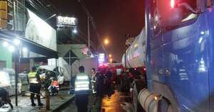 La Nación / Acceso Sur: repartidor murió al chocar contra un camión cisterna estacionado en el semáforo