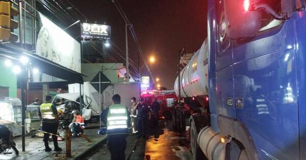 La Nación / Acceso Sur: repartidor murió al chocar contra un camión cisterna estacionado en el semáforo