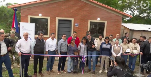 Gobierno entrega 31 viviendas a la comunidad indígena Tarumandymi en Luque - ADN Digital
