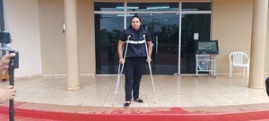 Entre el dolor y la esperanza: Madre lucha por volver a caminar mientras aguarda cirugías de cadera