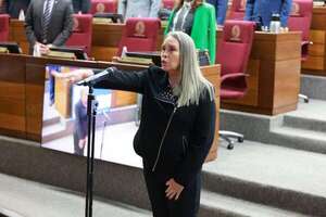 Lucía Mendoza jura como senadora tras expulsión de “Chaqueñito” - Política - ABC Color