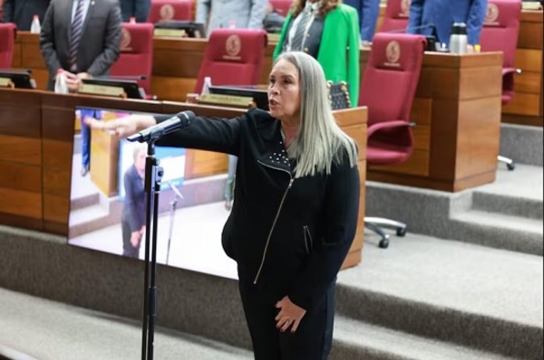 Lucía Mendoza asume banca tras expulsión de Chaqueñito