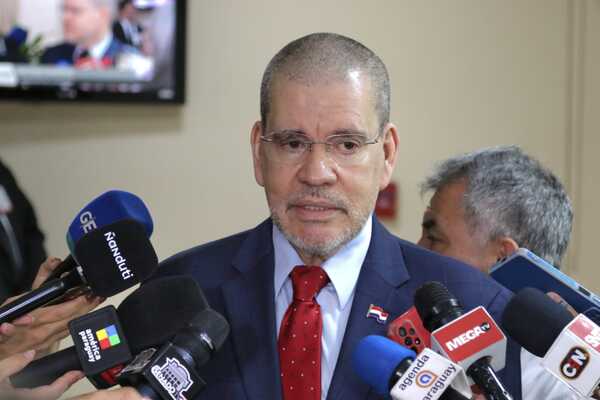 "Para mí, Pedro Alliana es hasta ahora el único precandidato a presidente", dice senador