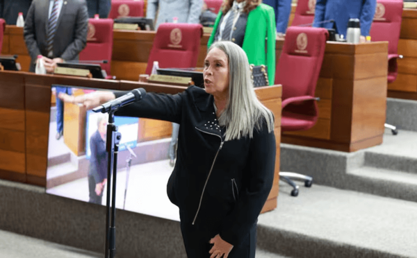 Lucía Mendoza jura como senadora tras expulsión de “Chaqueñito” - Noticiero Paraguay