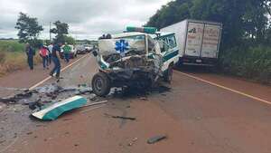 Dos muertos tras choque de ambulancia y camioneta en Canindeyú - Policiales - ABC Color
