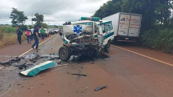 Dos muertos tras choque de ambulancia y camioneta en Canindeyú - Policiales - ABC Color