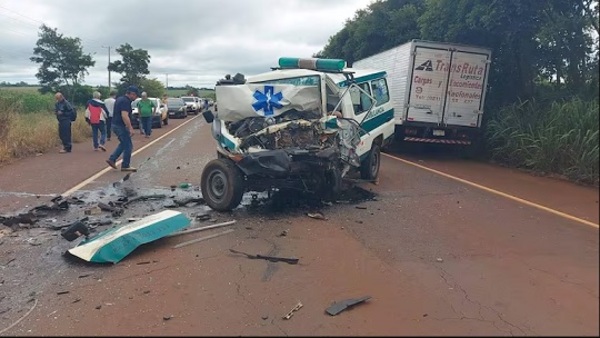 Choque entre ambulancia y camioneta deja 2 muertos