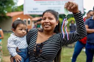 Peña entregó viviendas en comunidad indígena de Luque •