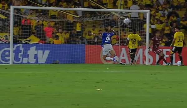 El blooper que protagonizó Francisco da Costa en la victoria de Cruzeiro - Copa Libertadores - ABC Color