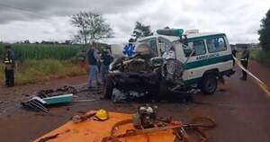 La Nación / Choque frontal que involucró a una ambulancia deja dos fallecidos y cuatro heridos