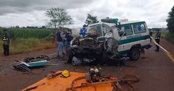 La Nación / Choque frontal que involucró a una ambulancia deja dos fallecidos y cuatro heridos