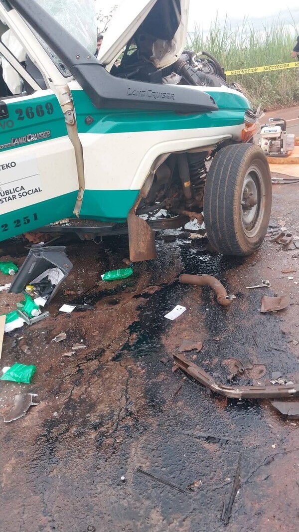 Popular / Tragedia en ruta: Ambulancia chocó y dejó dos muertos