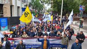 Docentes convocan a movilización nacional y exigen destitución del presidente del IPS