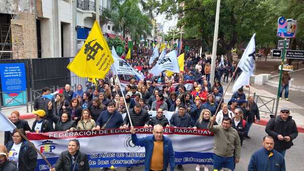 Docentes convocan a movilización nacional y exigen destitución del presidente del IPS