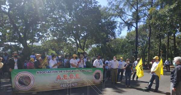 La Nación / Educadores del Este se suman a movilización por la “recuperación del IPS”