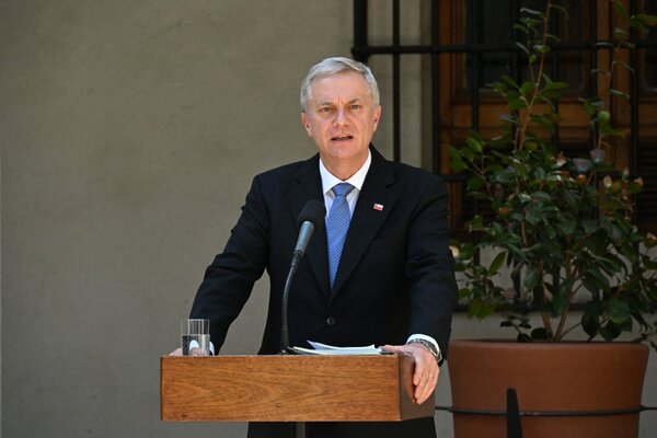 Kast dice que Chile avanza en la expulsión de migrantes