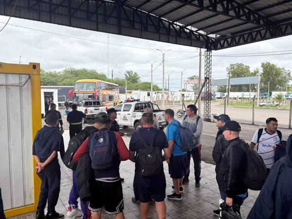 Hinchas del “SanLo” de ashá, detenidos en la frontera