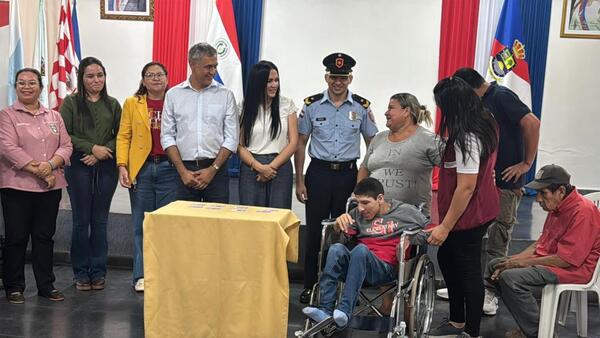 A sus 27 años, joven con discapacidad obtiene por primera vez su cédula tras error del Registro Civil