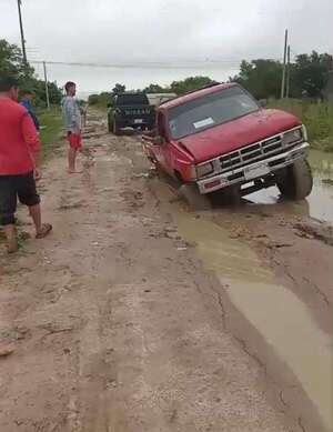 Barrios de Pilar quedan aislados tras lluvias y vecinos apuntan a obras mal ejecutadas por el Consorcio - Economía - ABC Color