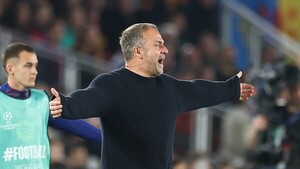 Flick critica al VAR por no revisar un posible penal para el Barcelona