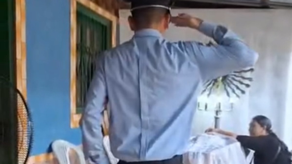 Video: Despedida de policía a su abuelo fallecido conmueve las redes sociales