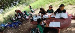 Estudiantes desarrollan clases bajo árboles en zona de Fuerte Olimpo - Noticias del Chaco - ABC Color