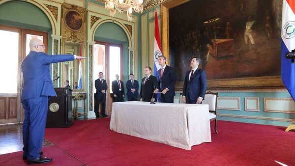 Óscar Lovera jura como ministro de Economía y recibe orden de Peña de seguir con programas sociales