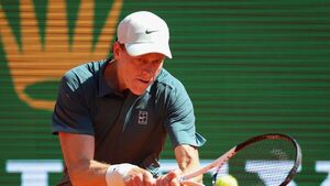 Sinner se repone a los contratiempos físicos e iguala a Sampras