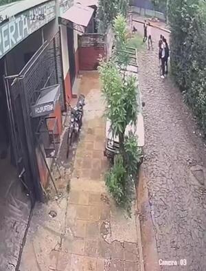 Investigan violenta gresca entre estudiantes captada por cámaras en el Barrio San Isidro