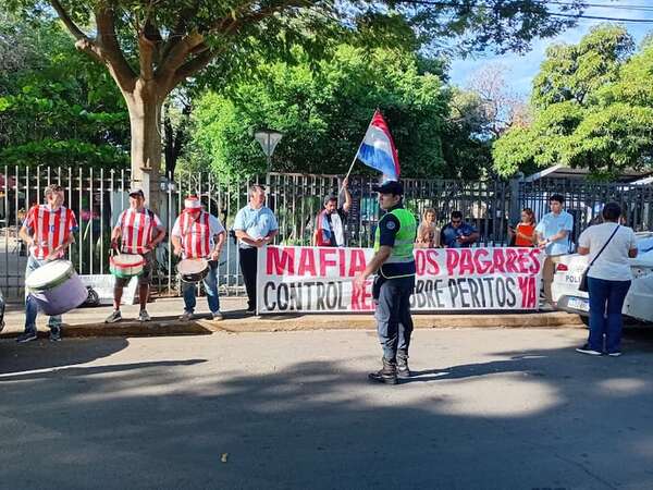 Mafia de pagarés: piden investigar al BNF por crédito a funcionario con discapacidad  - Política - ABC Color